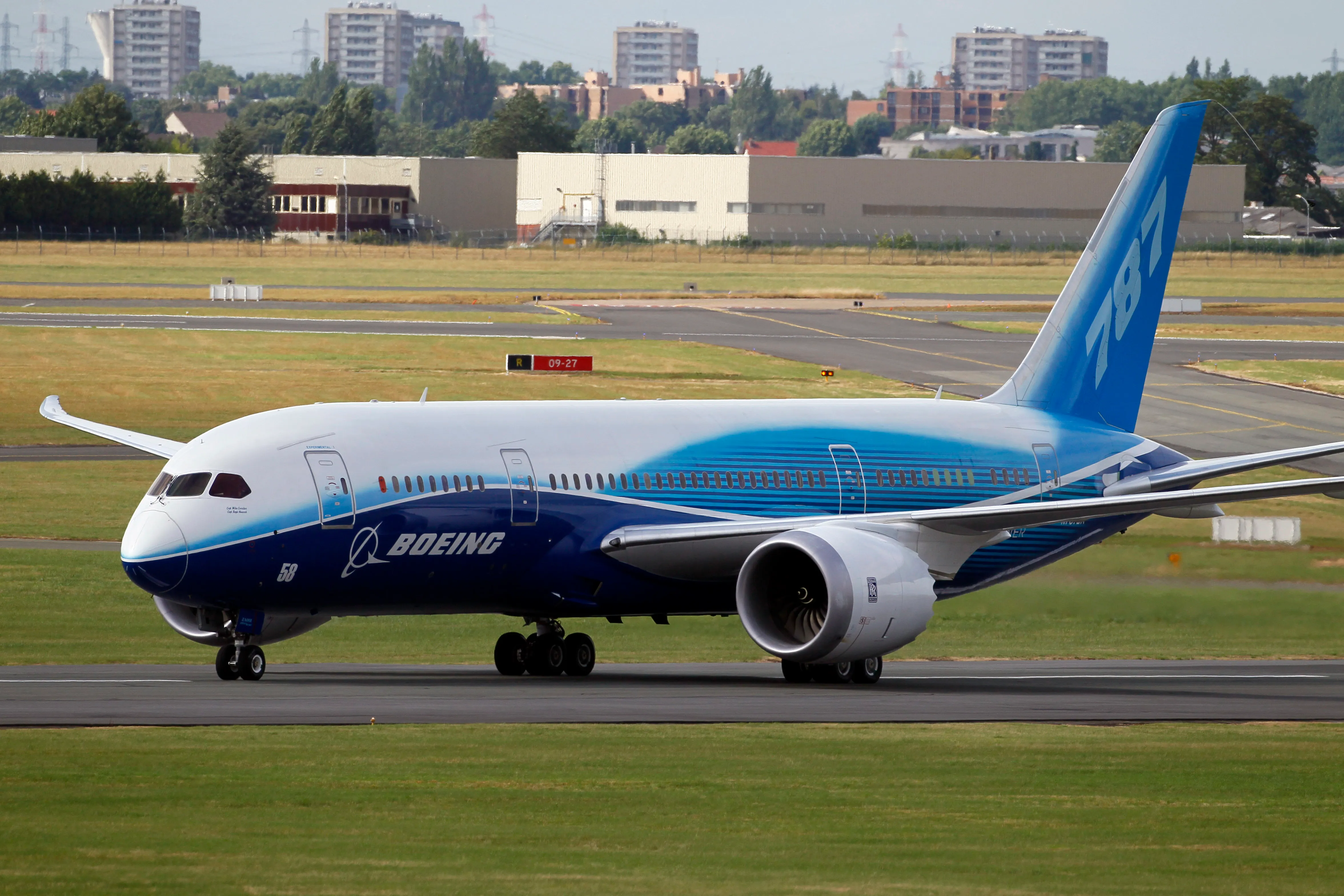 Boeing tells pilots to check seats after midair nosedive