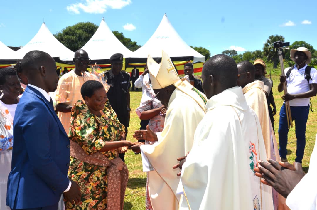 PM Nabbanja donates 400 iron sheets to Pader school