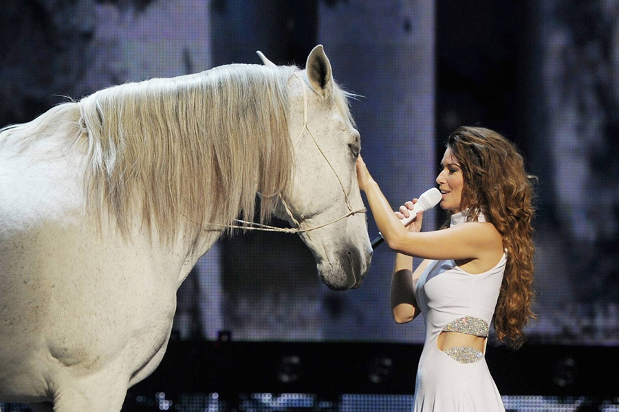 Shania Twain hopes to ride horse to Glastonbury