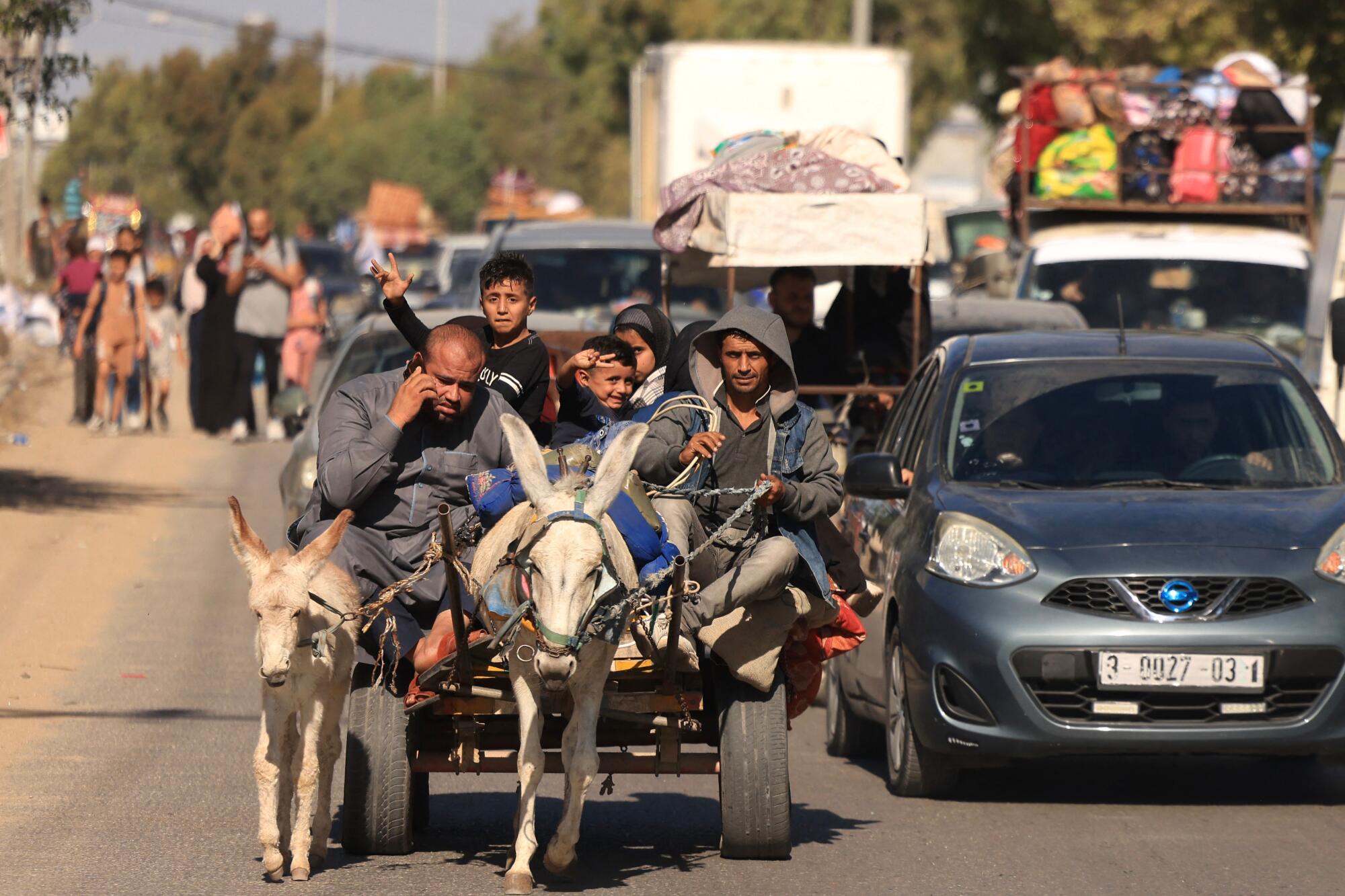 Palestinians flee Khan Younis as Israeli forces strike south Gaza