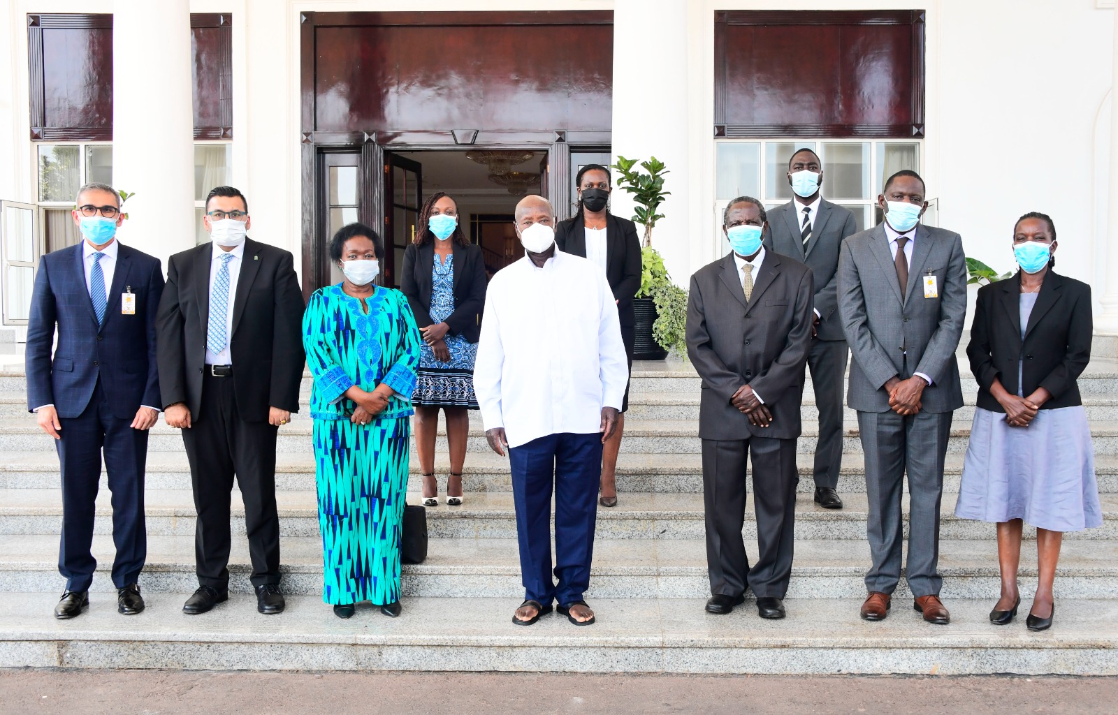 Museveni meets Standard Chattered Bank top officials, discuss project financing