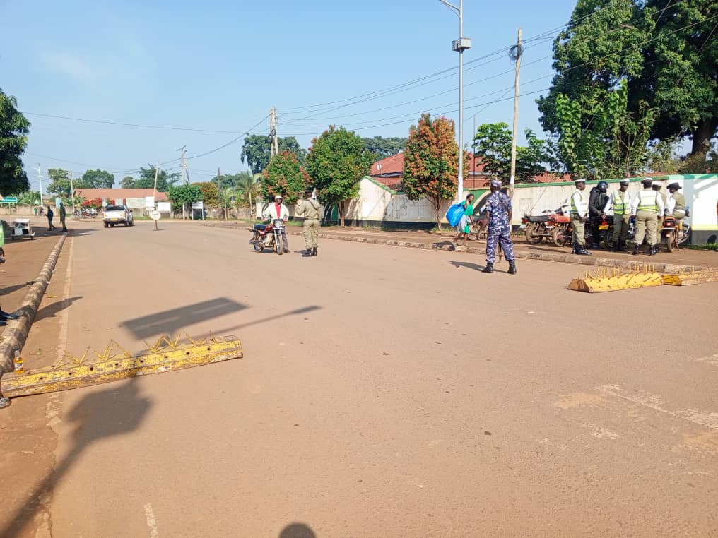 Hoima police crack down on drivers without licences, boda bodas without helmets