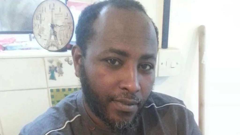Man still in jail 20 years after laptop robbery