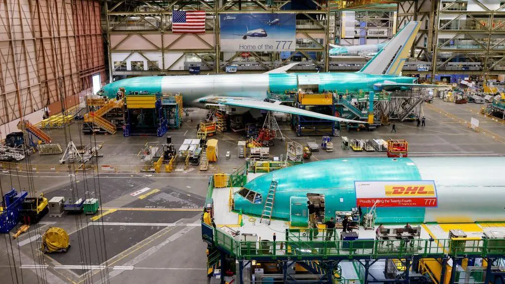 Boeing offers staff 25% pay increase in bid to avoid strike
