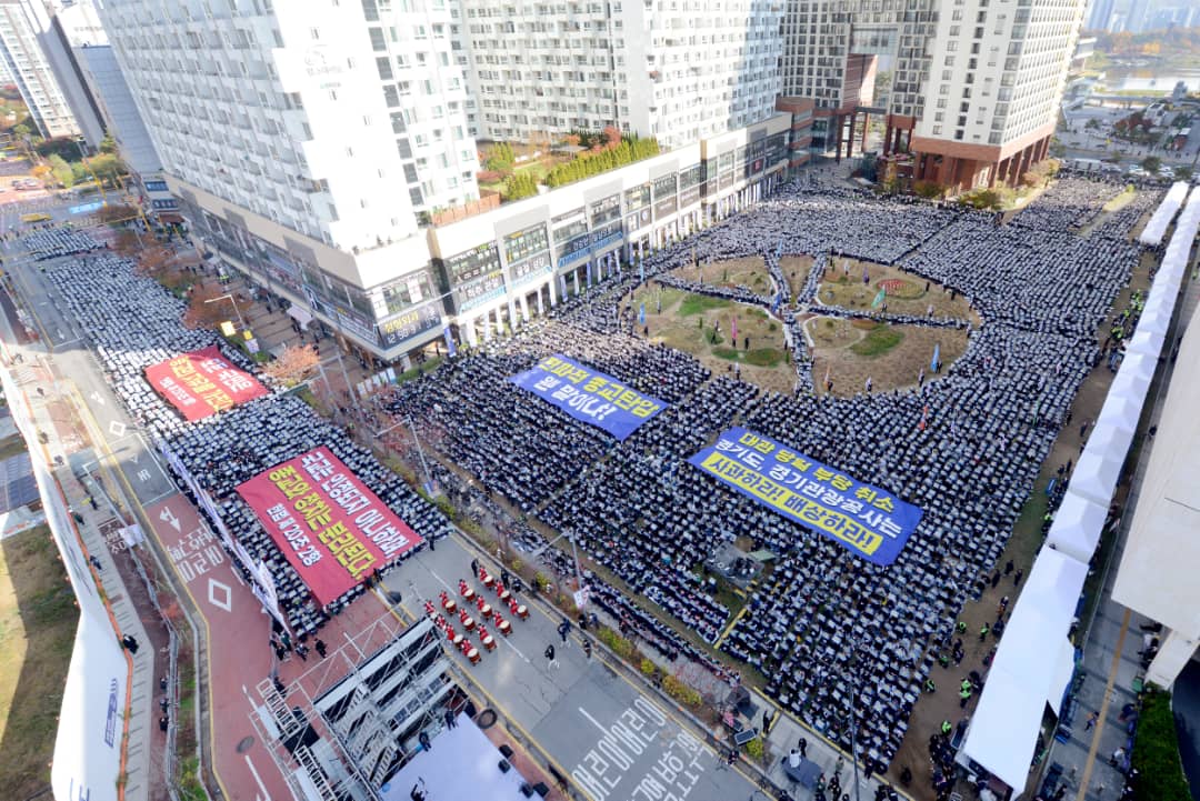 Over 25000 protest cancellation of Shincheonji church event in Gyeonggi