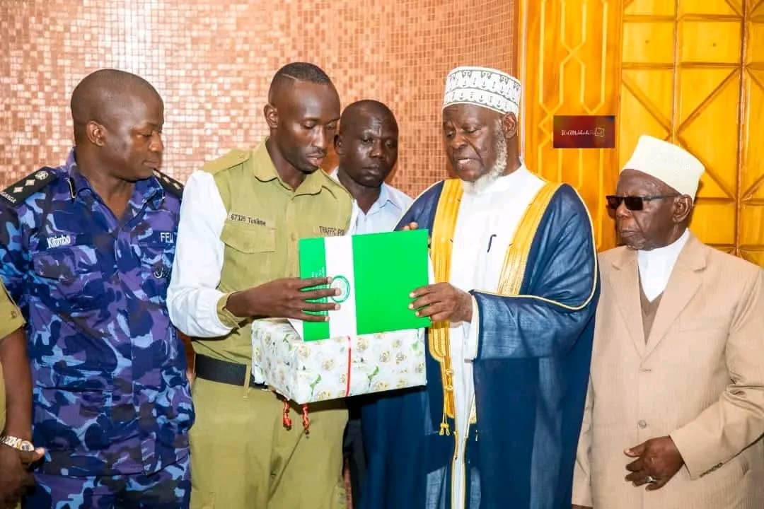 UMSC recognises  viral traffic officer Tusiime for exemplary service
