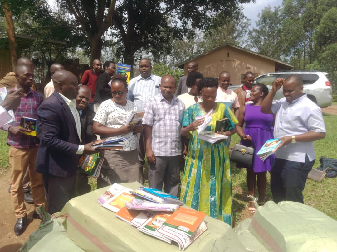 Kitagwenda schools receive  new lower curriculum textbooks