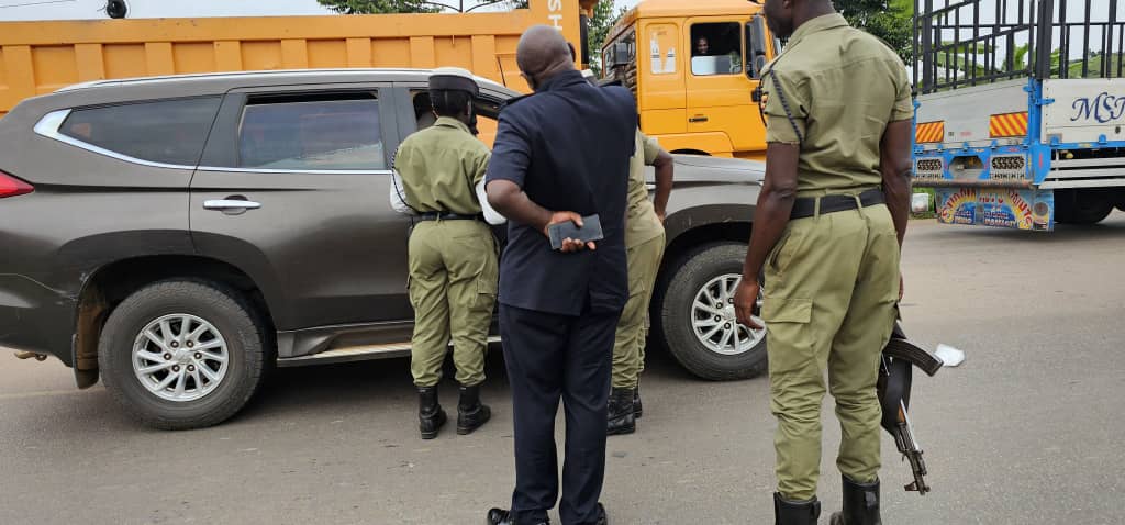 Driver recklessly overtaking Police traffic director's vehicle arrested