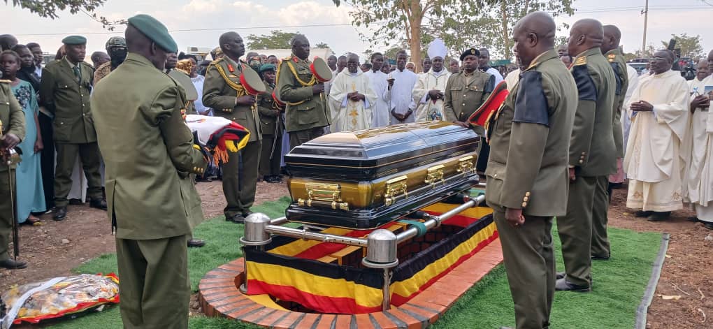 𝟏𝟏 𝐆𝐮𝐧 𝐒𝐚𝐥𝐮𝐭𝐞 𝐚𝐬 𝐁𝐫𝐢𝐠 𝐆𝐞𝐧 Charles Oluka is laid to rest