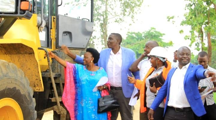 Shs120M Mahyoro- Kimaramu road rehabilitation works begin in Kitagwenda
