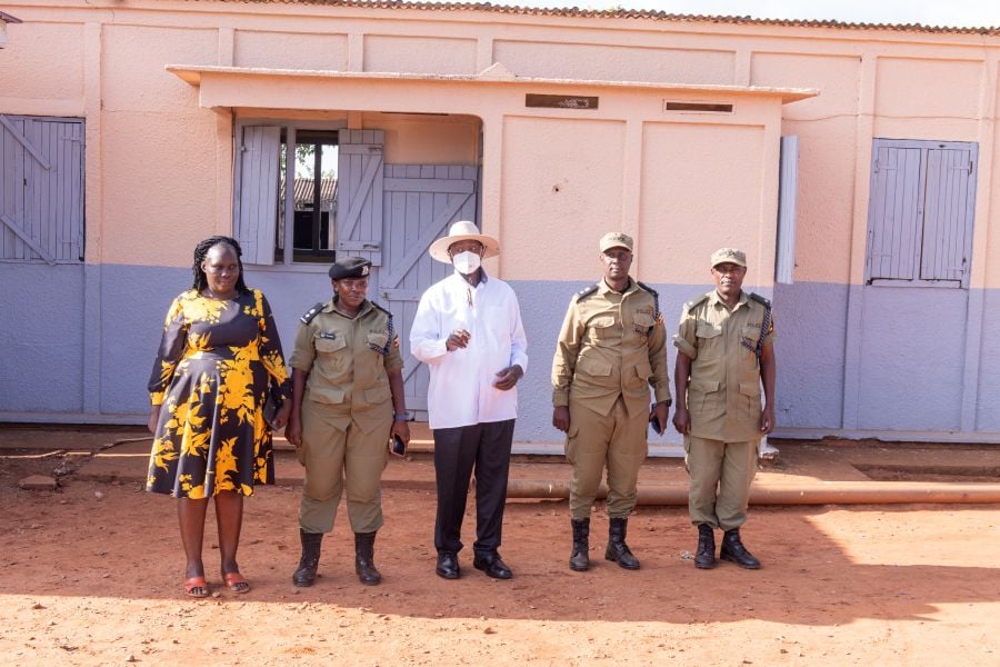 Museveni pledges to upgrade police station at NRA bush war historic site in Kagadi