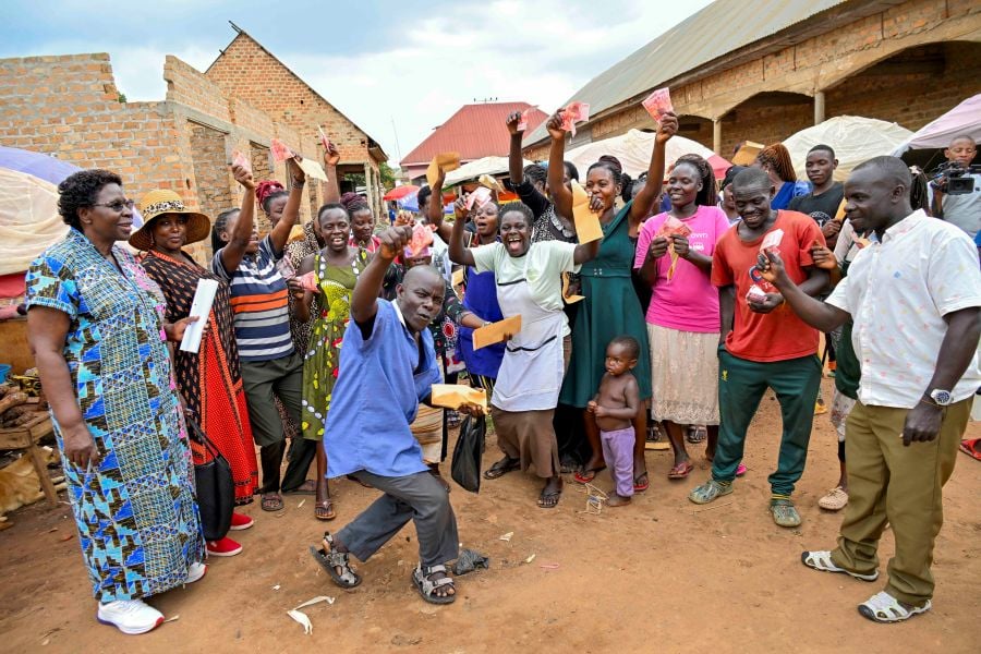 Museveni Gives Greater Luwero Roadside Market Vendors Cash Boost