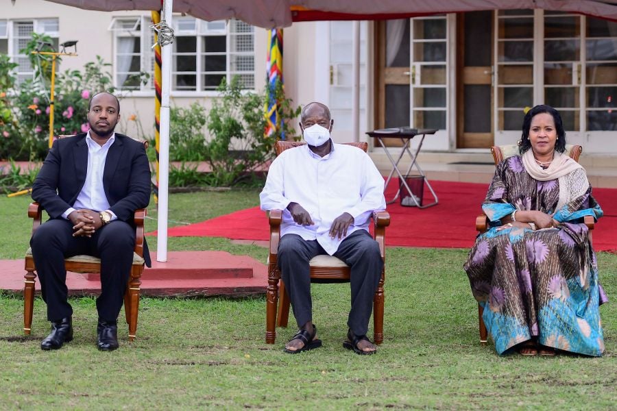 Museveni Meets King Oyo, Tooro Queen Mother