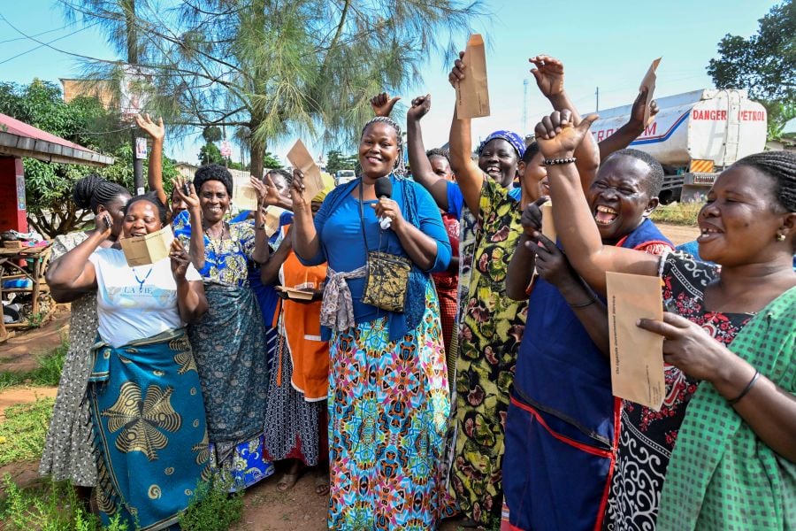 Museveni Gives  Kamengo Roadside Market Vendors Shs100,000 Each in Additional Capital