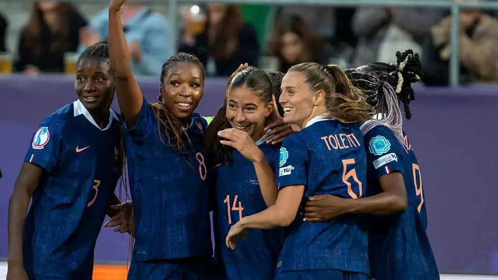 France Crush Walves to All But Eliminate British Weeping Girls