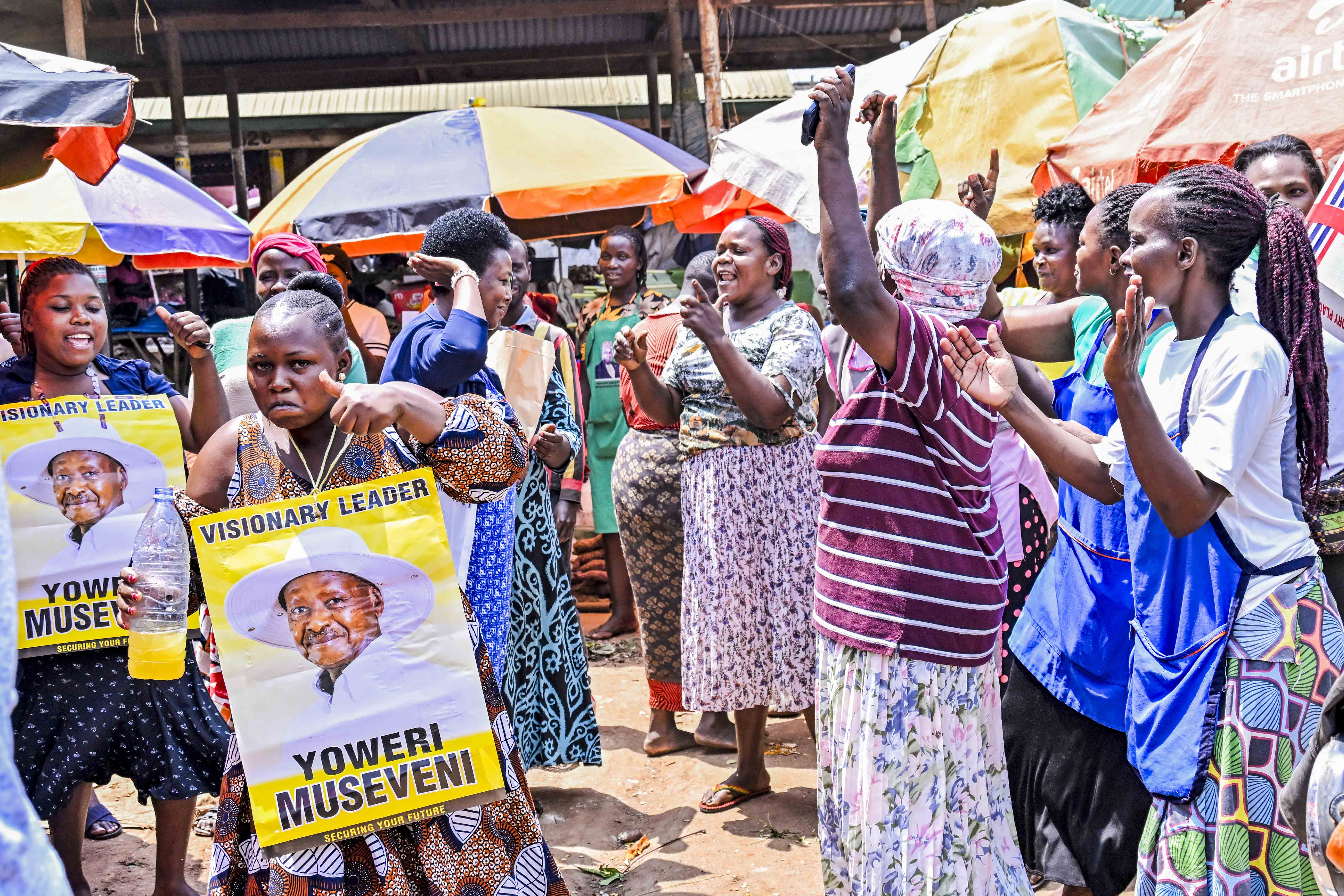 Museveni Gives Wobulenzi Market Vendors Shs100,000 Each in Financial Boost