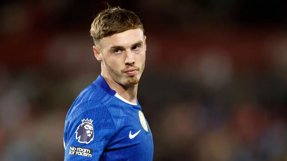 Palmer fractures toe after stubbing it on door