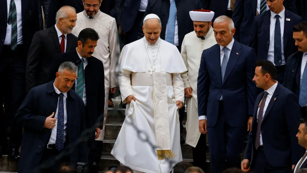 Pope Leo visits Istanbul's Blue Mosque