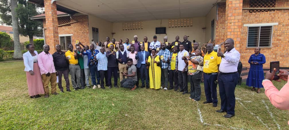 Museveni Donates Shs100m to Bunyoro MCs