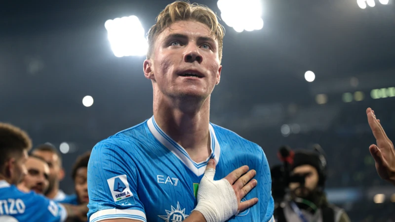 Hojlund scores twice as Napoli beat Juventus to go top