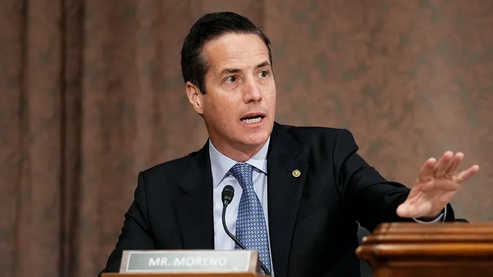 Colombian-Born US Senator Seeks to End Dual Citizenship