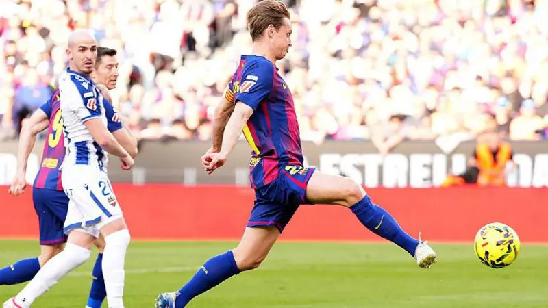 Barcelona beat Levante to return top of La Liga