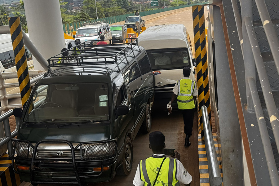 Speeding Vehicle Rams Into Jump-Starting Van at Expressway Toll Post