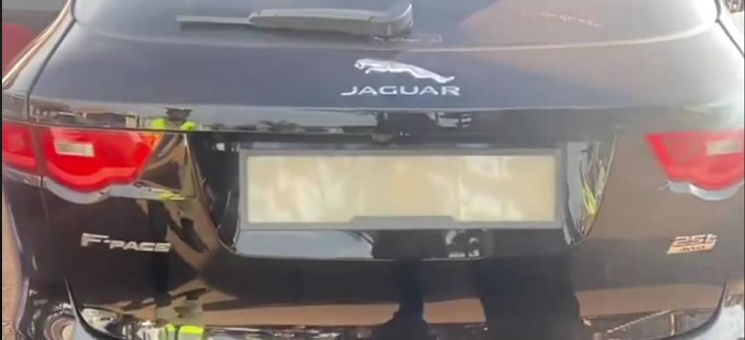 Police Seize Vehicle with Illegal Number Plate Concealment Mechanism