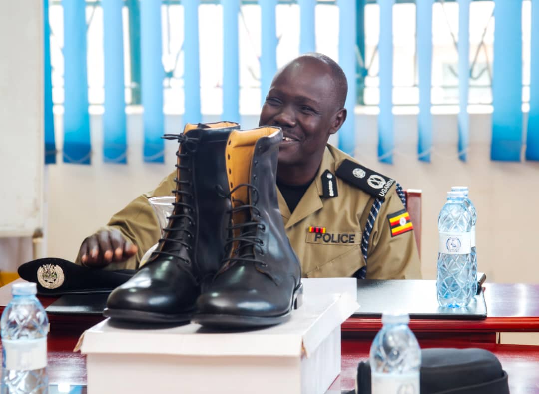 Police Officer Finally Gets Size 17 Shoes After Years of Struggle