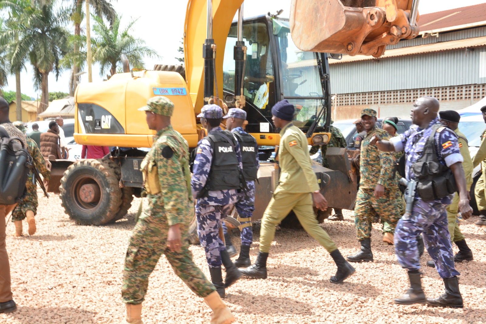 Security forces back eviction of car dealers from Jinja Road reserve in Kyambogo, Nakawa