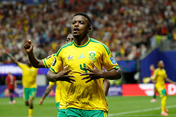 South Africa score late from spot to draw with Czech Republic