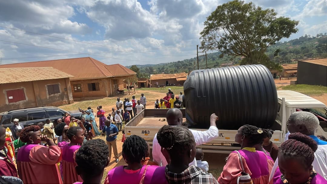 Sserunjogi donates 10,000-litre water tanks to church, mosque in Bukomansimbi