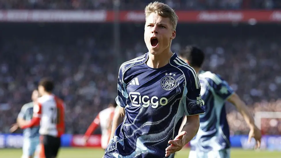 Newcastle sign teenager Steur from Ajax for £23m