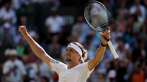 Alexander Zverev wins resumed match to reach 1st Wimbledon quarter