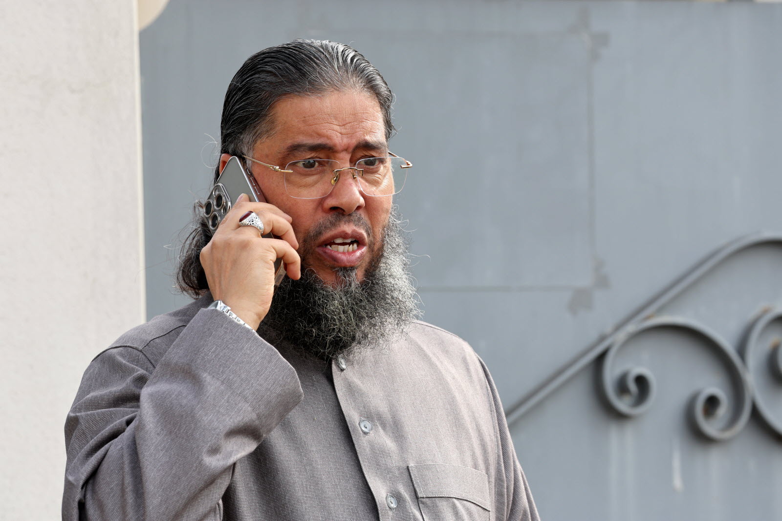 France expels 'radical' Tunisian imam