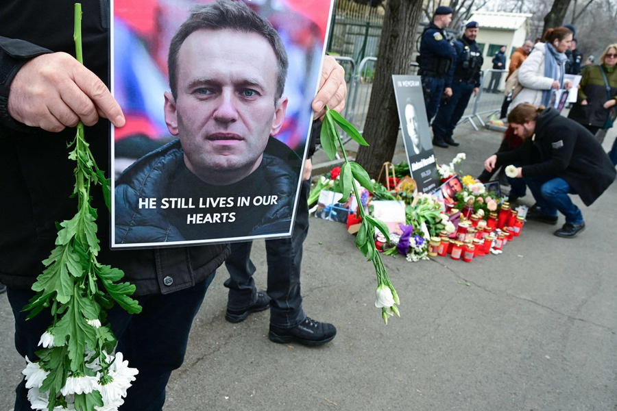 Navalny's body to be held for two weeks for 'chemical analysis', family told