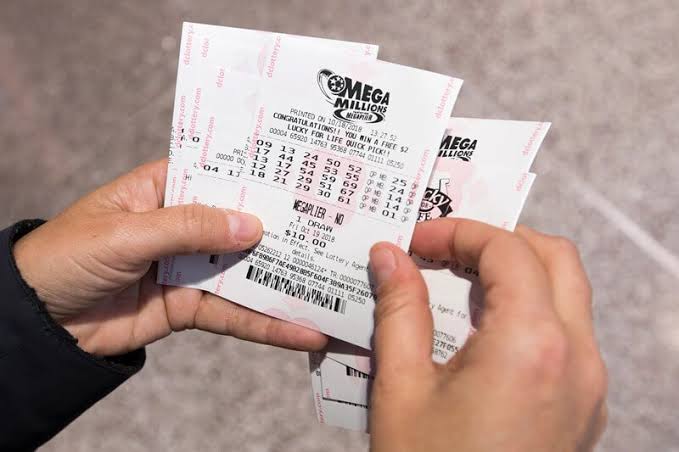 US man sues lottery after being told $340m win is error