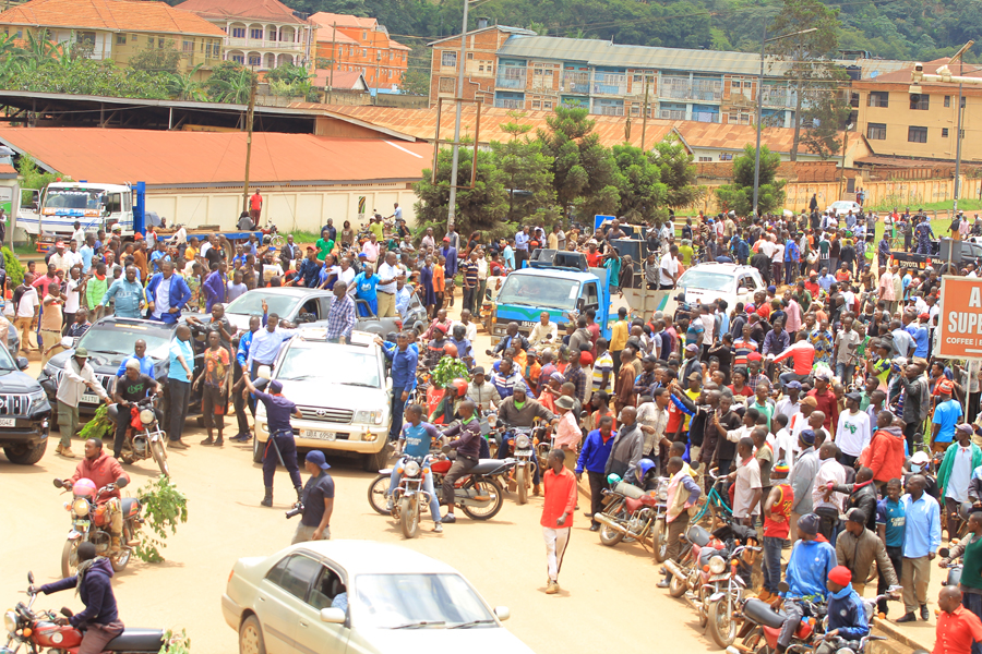 Besigye tells Kabale to 'resist captivity'