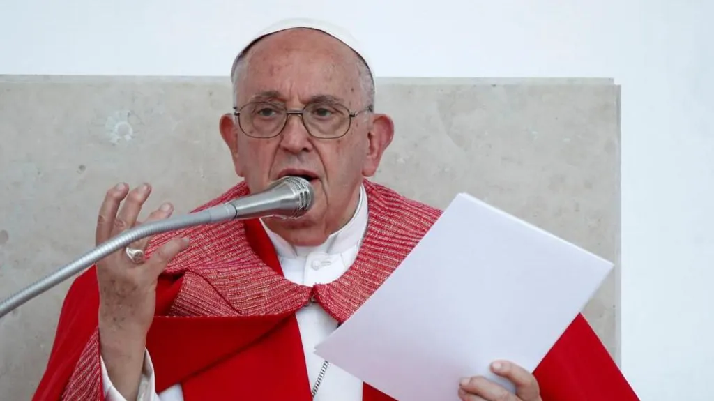 Pope says sermons must not run more than eight minutes