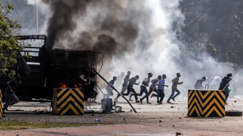 Tear gas greet Kenyans in renewed protest