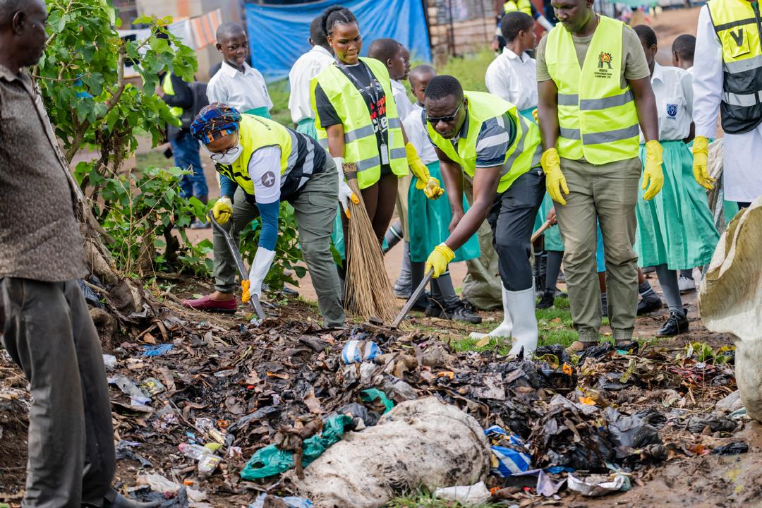 Uganda Airlines leads community efforts to  clean up of Kigungu to reduce bird strikes