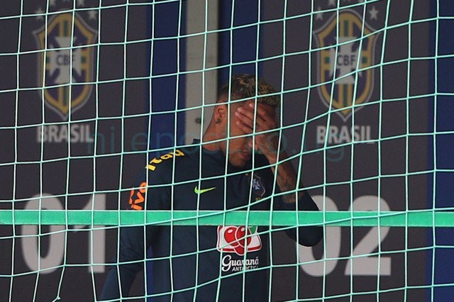 Neymar limps out of training, setting Brazilian alarm bells ringing