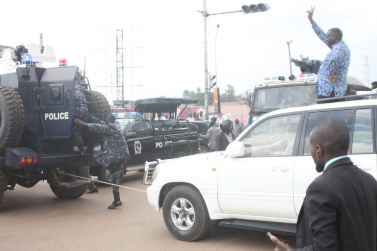 Police returns Besigye’s vehicle impounded four years ago