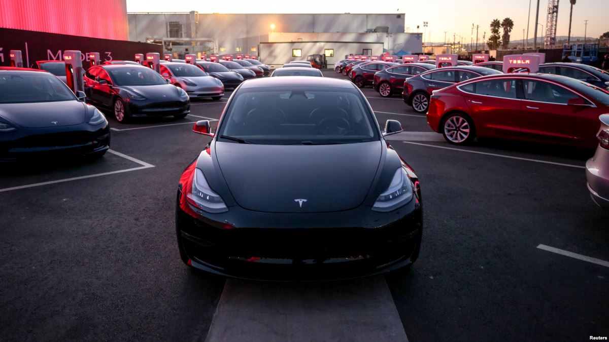 Tesla to Close Stores, Take Orders for $35,000 Model 3
