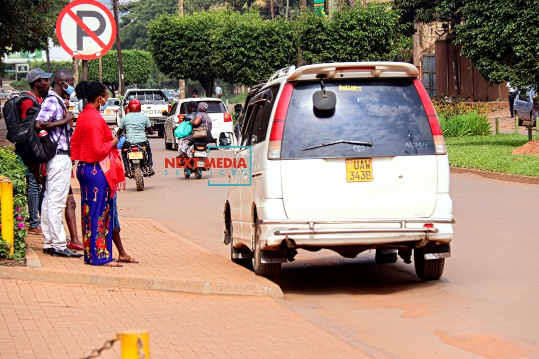 passengers wait for taxis 