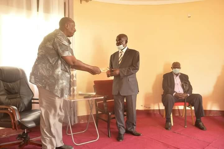 VP Ssekandi consoles Gen Saleh on the loss of his wife