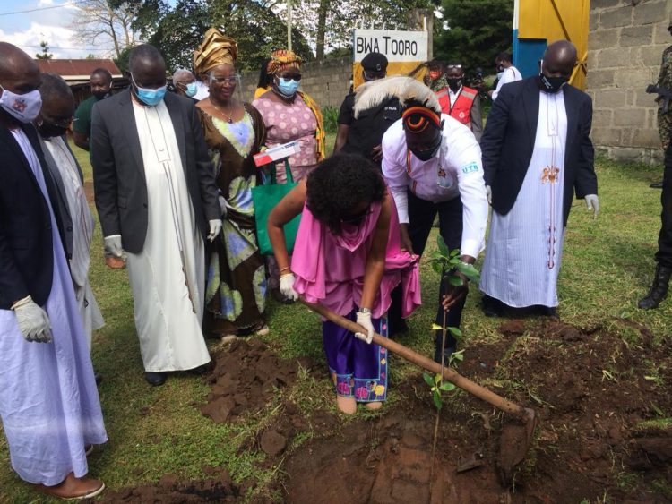 Other guests participate in planting trees 