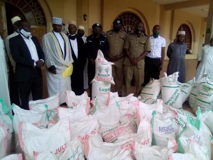 Ramadhan: IGP Ochola donates food relief to muslims