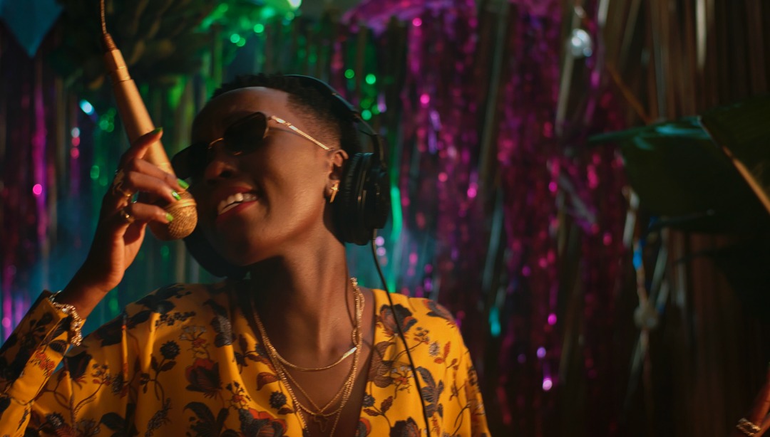 Musician Azawi releases Party Mood video