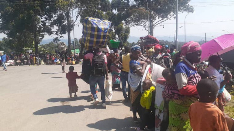 Thousands of refugees cross into Uganda as M23 rebels attack Congolese army bases